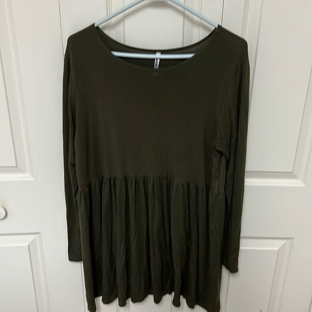 Azules olive green dress L. Excellent preowned condition, no flaws.